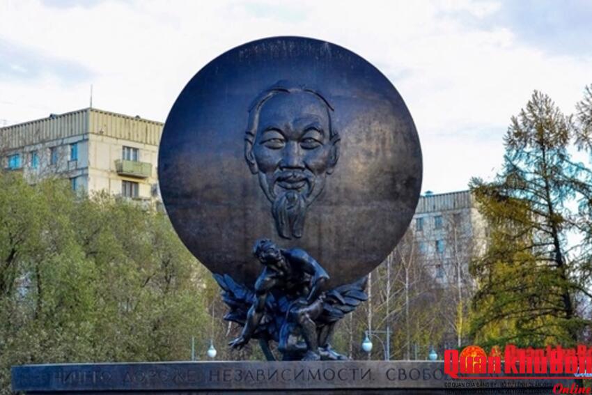 “Hồ Chí Minh, Người ở khắp nơi nơi...”