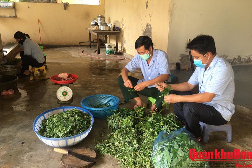 "Anh nuôi" trên tuyến đầu chống dịch