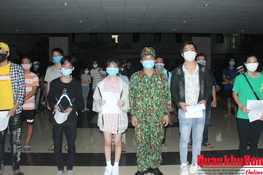 Thừa Thiên Huế trao giấy chứng nhận công dân hoàn thành thời gian cách ly