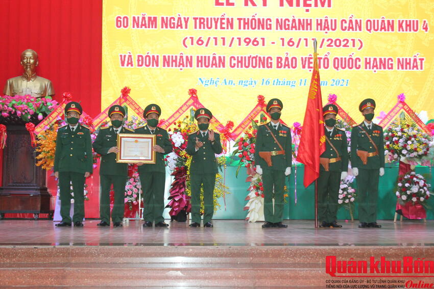 Cục Hậu cần Quân khu 4 đón nhận Huân chương bảo vệ Tổ quốc hạng Nhất.