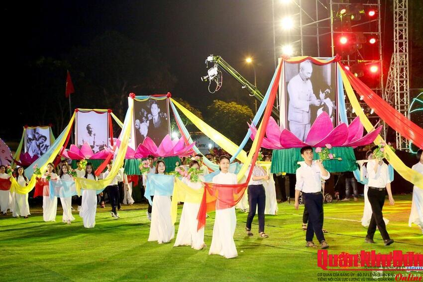 Những hình ảnh ấn tượng trong đêm khai mạc Lễ hội Làng Sen 2022