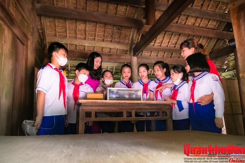 Tháng Năm về với quê Người