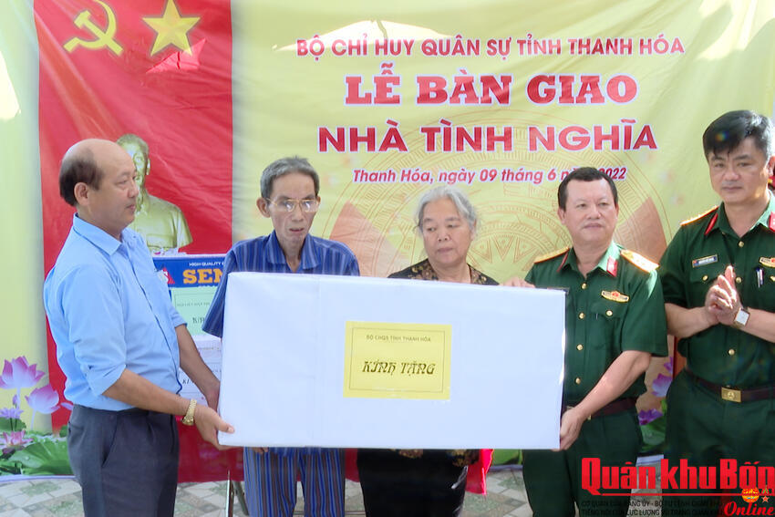 Trao nhà tình nghĩa cho gia đình thương binh tại huyện Thạch Thành