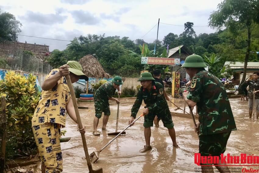 Lực lượng vũ trang Nghệ An: Giúp Nhân dân khắc phục hậu quả mưa lũ
