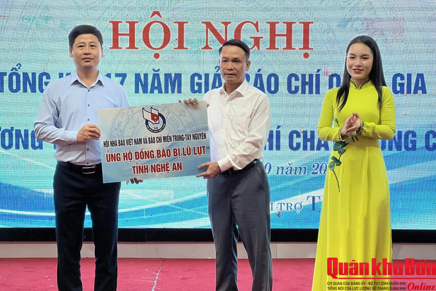 Hội Nhà báo Việt Nam và báo chí các tỉnh miền Trung - Tây Nguyên ủng hộ đồng bào bị thiệt hại do lũ lụt ở Nghệ An
