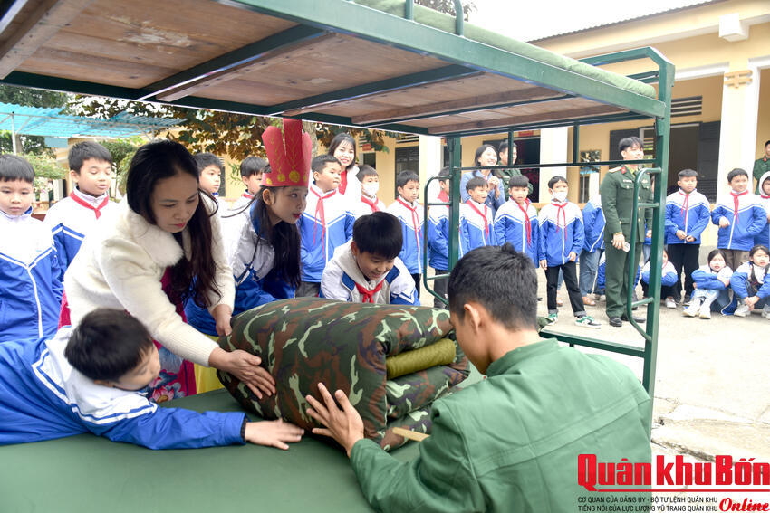 "Bé vui cùng chiến sĩ Trung đoàn 3"