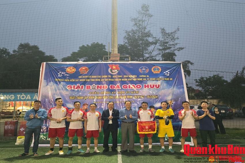 Chi đoàn cơ quan Cục Chính trị Quân khu: Giao lưu bóng đá