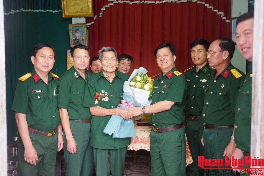 Bộ Chỉ huy Quân sự tỉnh Quảng Trị: Thăm, tặng quà các chiến sĩ tham gia Chiến dịch Điện Biên Phủ