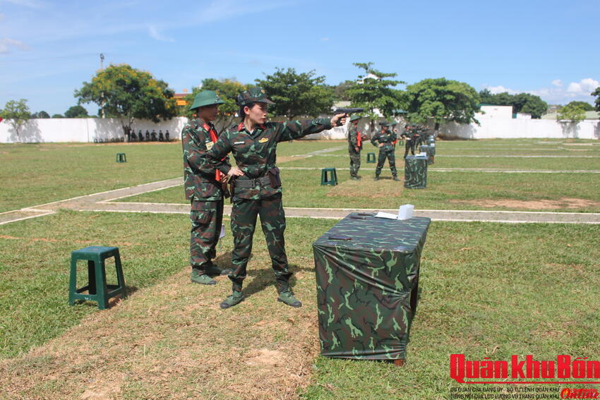 "Vượt nắng thắng mưa" quyết tâm đạt kết quả cao trong ngày đầu Hội thao bắn súng quân dụng Quân khu