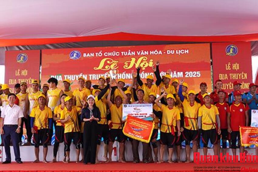 Tưng bừng lễ hội đua thuyền truyền thống trên sông Nhật Lệ