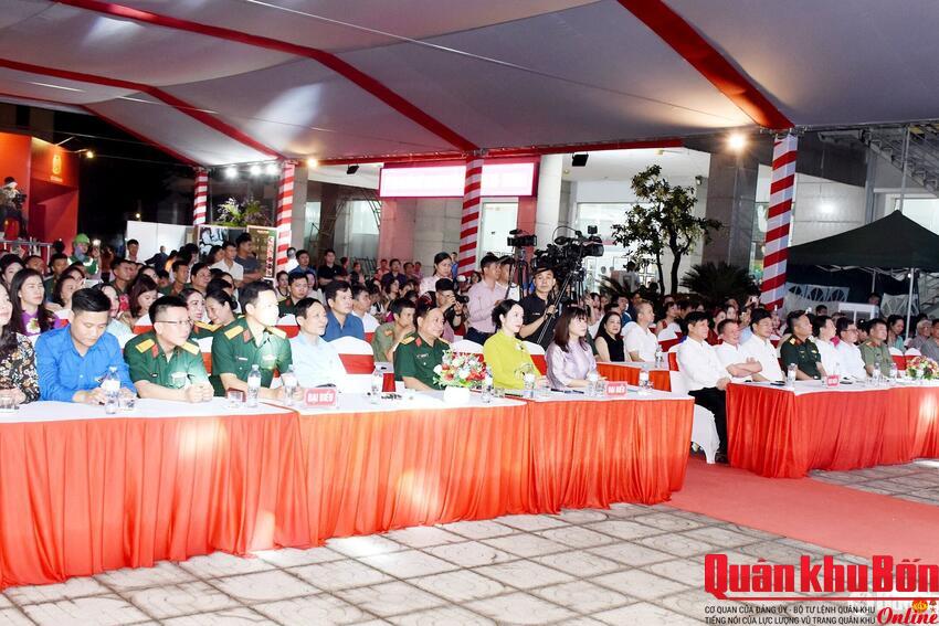 Hơn 400 hình ảnh, tư liệu, hiện vật quý tham gia Triển lãm ‘Hồ Chí Minh đẹp nhất tên Người’