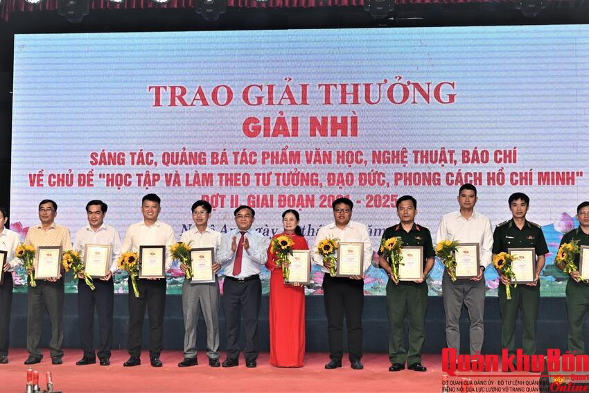 Báo Quân khu 4 đạt 2 giải thưởng về thực hiện Chỉ thị 05 của Bộ Chính trị