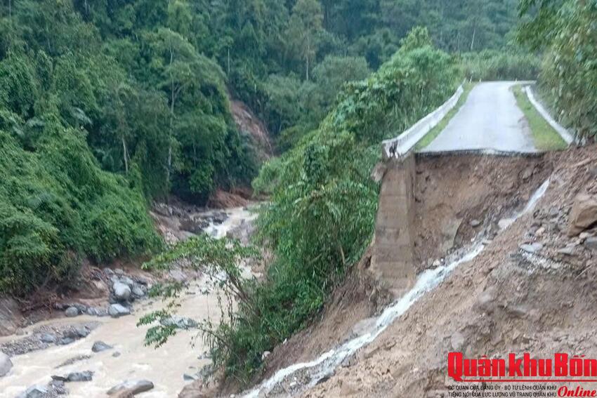 Nghệ An: Mưa lũ gây sạt lở nghiêm trọng trên Quốc lộ 16, giao thông gián đoạn