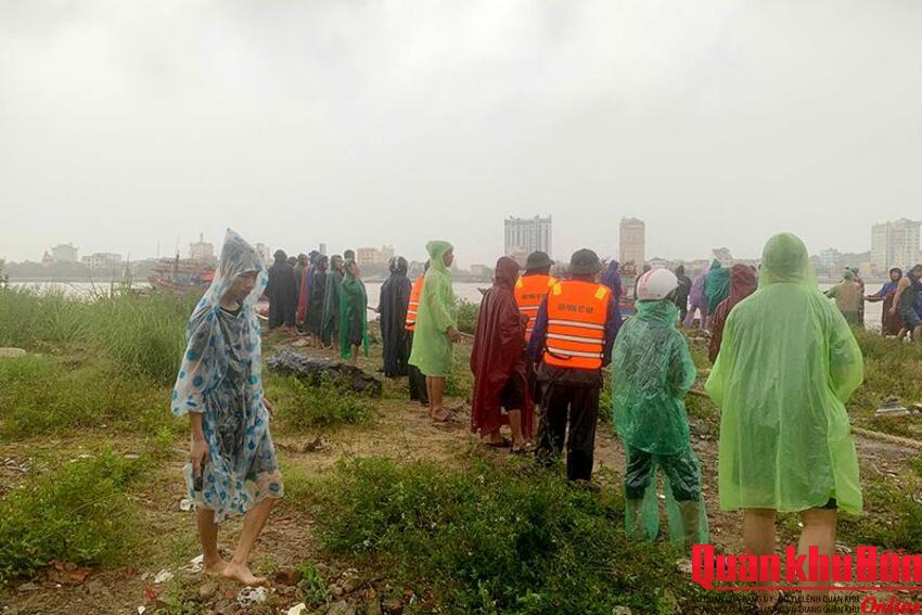 Tàu cá bị chìm khi neo đậu trên sông Nhật Lệ