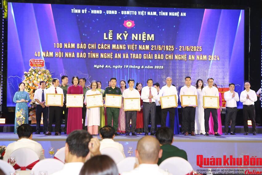 Báo Quân khu 4 được tặng Bằng khen và đạt giải Ba Giải Báo chí Nghệ An năm 2024