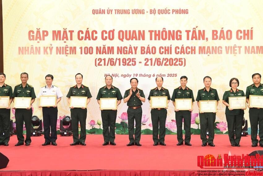 Báo Quân khu 4 đón nhận Bằng khen Bộ trưởng Bộ Quốc phòng