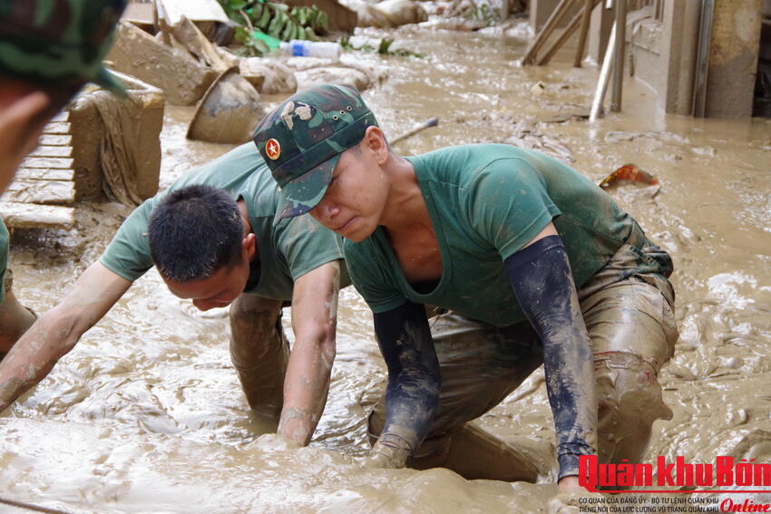 Phóng sự ảnh: BỘ ĐỘI GIÚP DÂN VÙNG LŨ