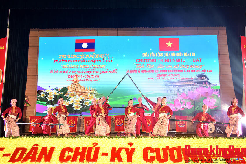 Đoàn Văn công QĐND Lào giao lưu, biểu diễn “Tình Việt - Lào son sắt, thủy chung” tại Bộ CHQS thành phố Huế