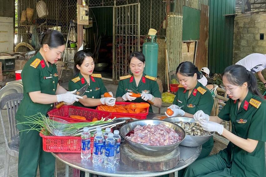 Hội Phụ nữ cơ sở Ban Chỉ huy Phòng thủ khu vực 4 - Triệu Phong tổ chức chương trình “Nồi cháo thiện tâm”