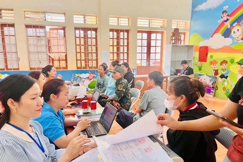 Nghệ An: Cán bộ xã vùng cao cuối tuần về bản phục vụ Nhân dân