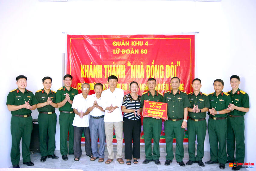 Lữ đoàn Thông tin 80 (Quân khu 4) bàn giao “Nhà đồng đội” tặng quân nhân có hoàn cảnh khó khăn về nhà ở