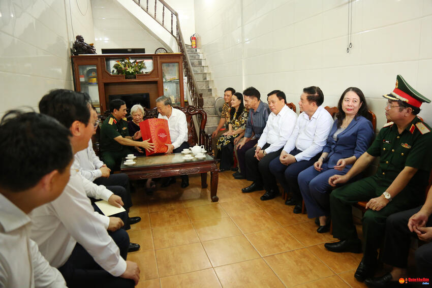 Tổng Bí thư Tô Lâm thăm, tặng quà Mẹ Việt Nam anh hùng tại Nghệ An