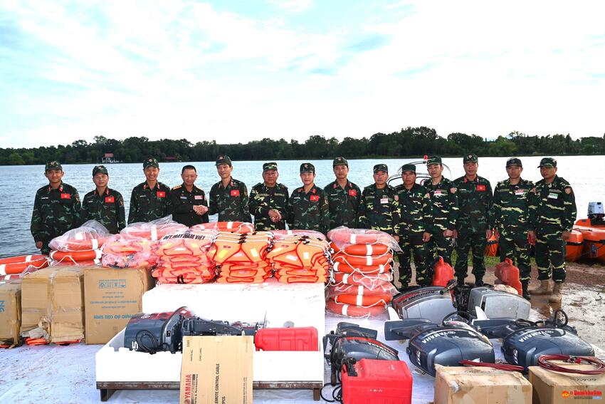 Quân khu 4: Hỗ trợ phương tiện, trang thiết bị cứu hộ, cứu nạn cho Quân đội nhân dân Lào