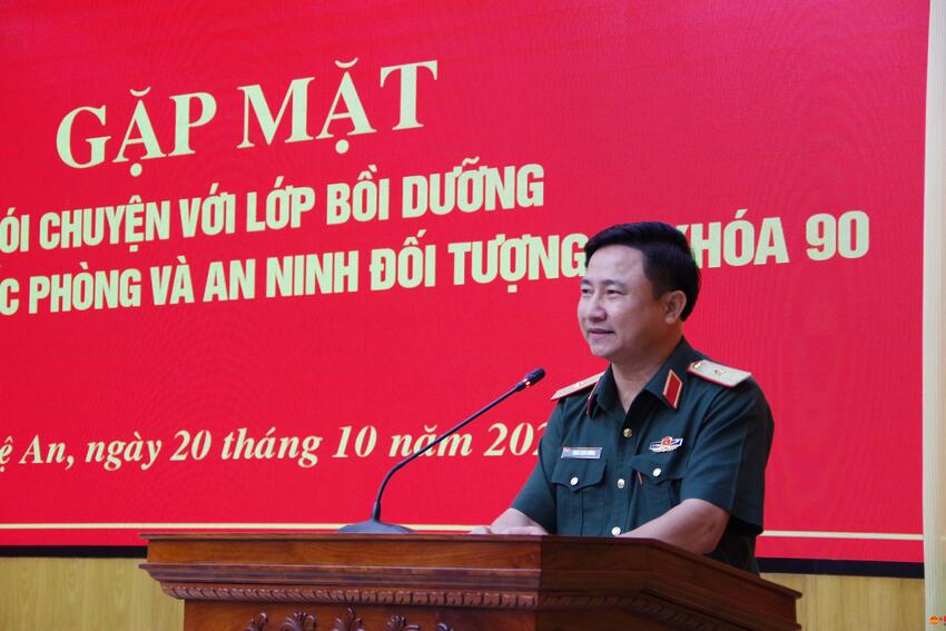 Quân khu 4: Gặp mặt nói chuyện với lớp bồi dưỡng kiến thức Quốc phòng và An ninh đối tượng 2, khóa 90