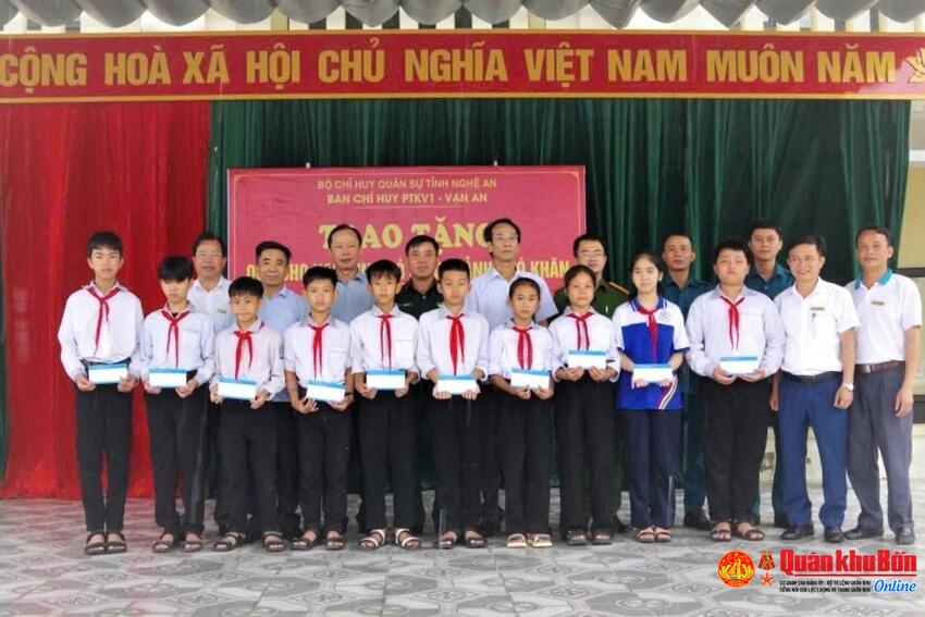 Ban Chỉ huy Phòng thủ khu vực 1 - Vạn An, Bộ Chỉ huy Quân sự Nghệ An trao quà tặng học sinh có hoàn cảnh khó khăn
