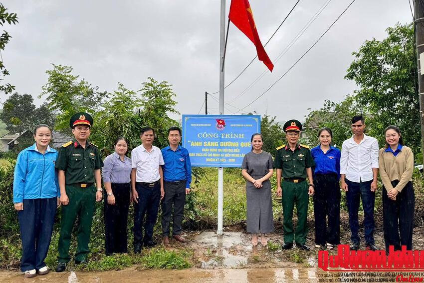 Đoàn Cơ sở Trung đoàn 19 (Sư đoàn 968) bàn giao công trình “Ánh sáng đường quê” tặng bà con Nhân dân