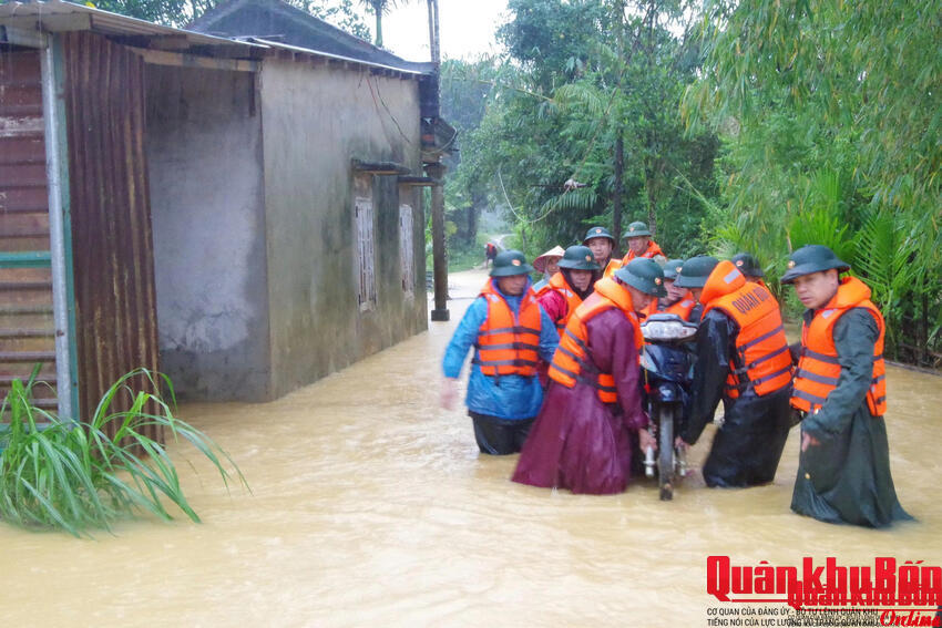 Đoàn Kinh tế  - Quốc phòng 92 (Quân khu 4), chủ động giúp Nhân dân ứng phó mưa bão