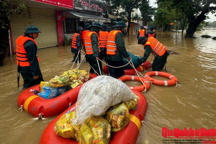 Lực lượng vũ trang Thành phố Huế nhanh chóng giúp Nhân dân khắc phục hậu quả mưa lũ