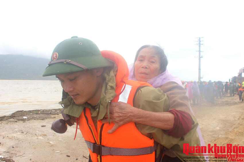 LLVT Quân khu 4 kịp thời ứng cứu, giúp dân trong mưa lũ ở Hà Tĩnh