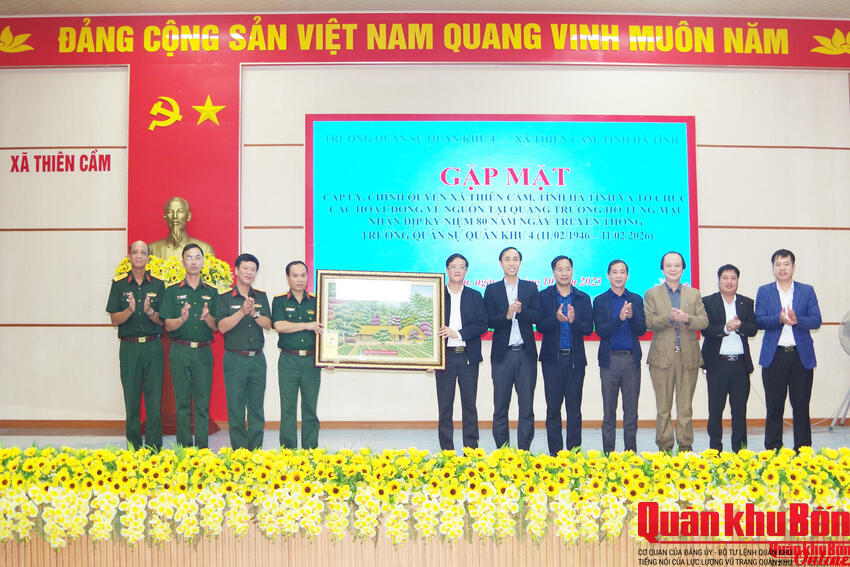 Trường Quân sự Quân khu 4 hoạt động về nguồn tại xã Thiên Cầm, tỉnh Hà Tĩnh