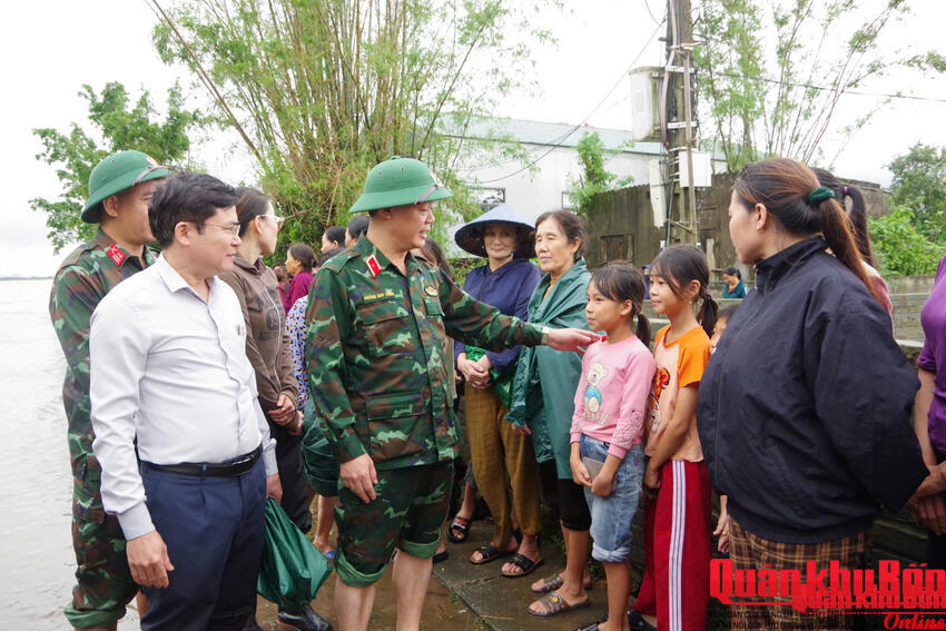 Thiếu tướng Hoàng Duy Chiến kiểm tra công tác ứng phó với mưa lũ tại Hà Tĩnh