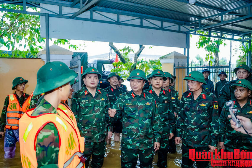 Tư lệnh Quân khu 4 chỉ đạo các lực lượng khẩn trương giúp Nhân dân khắc phục hậu quả mưa lũ tại thành phố Huế