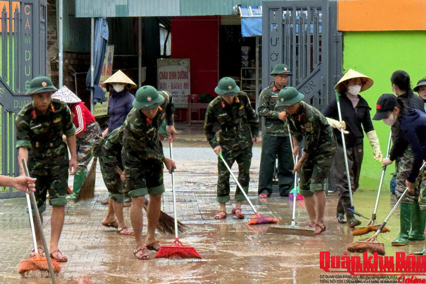 Trung đoàn 841 (Bộ CHQS tỉnh Hà Tĩnh) giúp Nhân dân khắc phục hậu quả mưa lũ