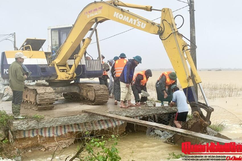 Quân khu 4 huy động tối đa lực lượng, khẩn trương giúp nhân dân thành phố Huế khắc phục hậu quả mưa lũ