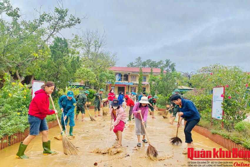 Ban Chỉ huy Phòng thủ khu vực 3 - Vĩnh Linh tích cực giúp đỡ địa phương khắc phục hậu quả mưa lũ