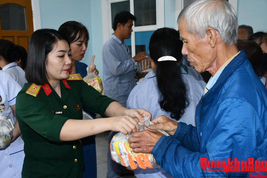 Bộ đội tặng suất ăn, sửa xe miễn phí cho bà con mùa lũ.