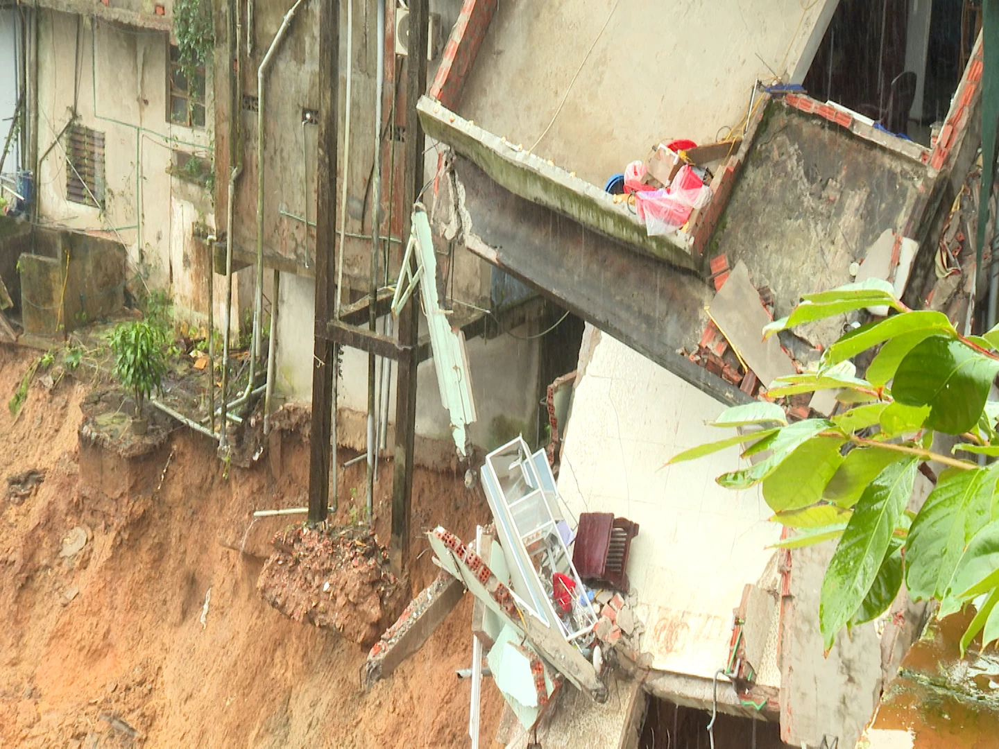 Quảng Trị: Sạt lở đất tại xã Khe Sanh, nhiều nhà dân có nguy cơ đổ sập