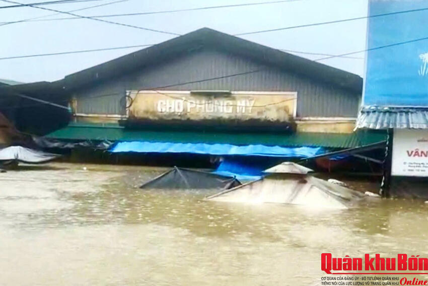 Nước lũ bủa vây nhà dân ở Huế – Quảng Trị