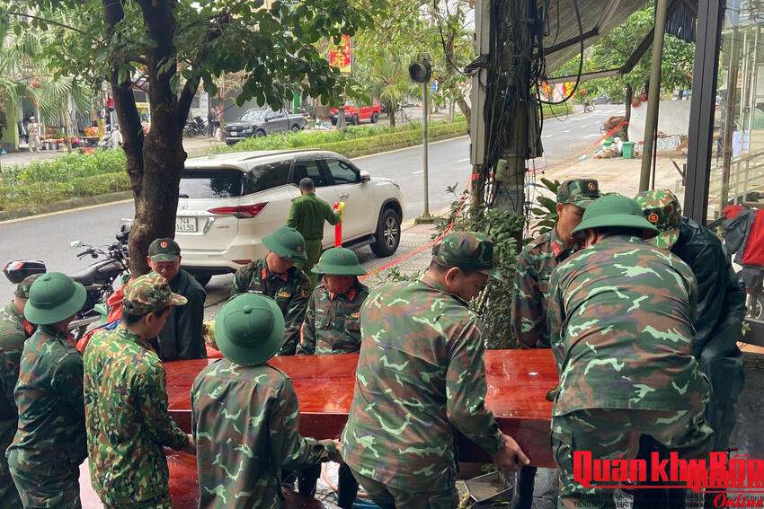 Quảng Trị: Gần 200 cán bộ, chiến sĩ giúp nhân dân khắc phục hậu quả mưa lũ, sạt lở đất