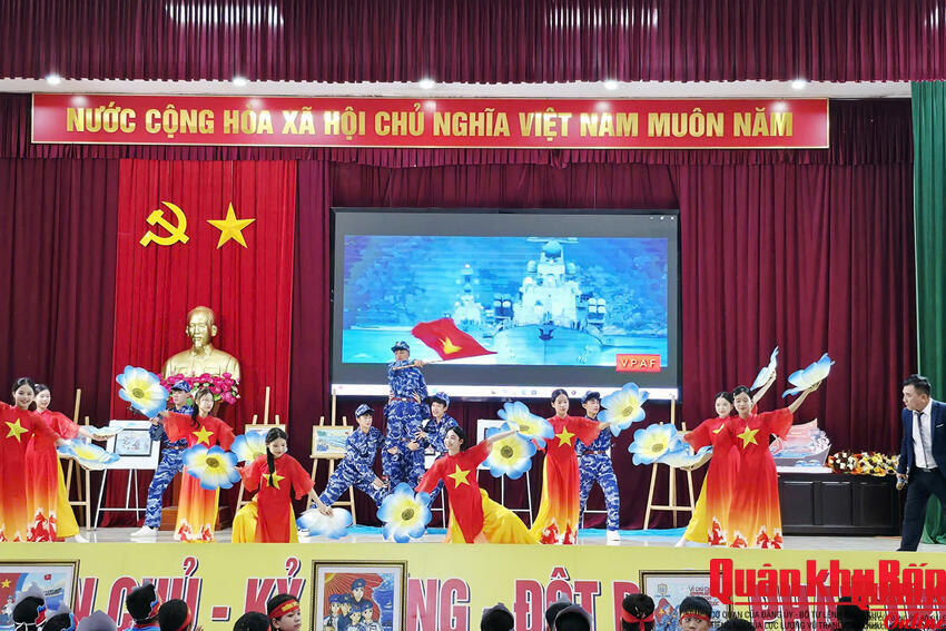 Bộ Tư lệnh Vùng Cảnh sát biển 1 lan toả tình yêu biển đảo qua Cuộc thi “Em yêu biển, đảo quê hương” tại xã Minh Châu, Nghệ An