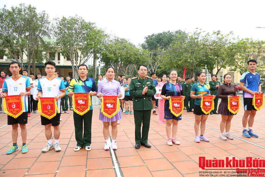 Cục Chính trị Quân khu 4 tổ chức giải bóng chuyền, bóng bàn, bicklebalk chào mừng kỷ niệm 80 năm Ngày truyền thống