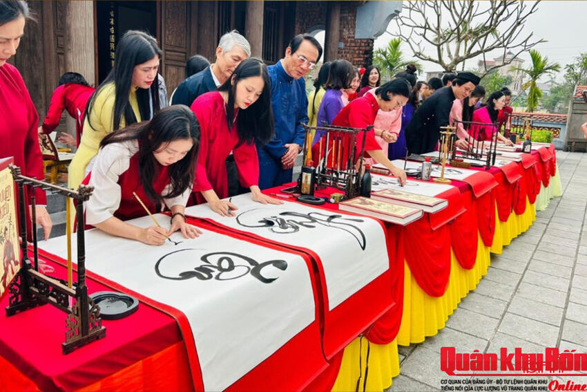 Độc đáo lễ khai bút viết thư pháp Truyện Kiều