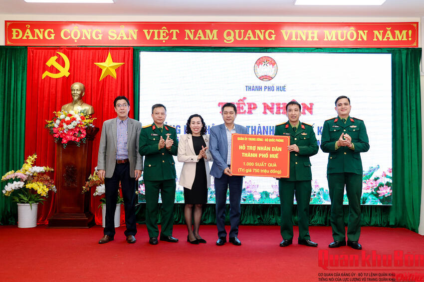 Quân ủy Trung ương -  Bộ Quốc phòng trao hỗ trợ người dân vùng lũ tại Thành phố Huế