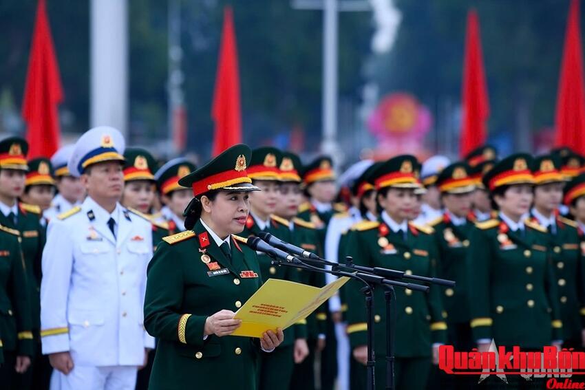 Đoàn đại biểu dự Đại hội đại biểu Phụ nữ Quân đội lần thứ VIII báo công dâng Bác