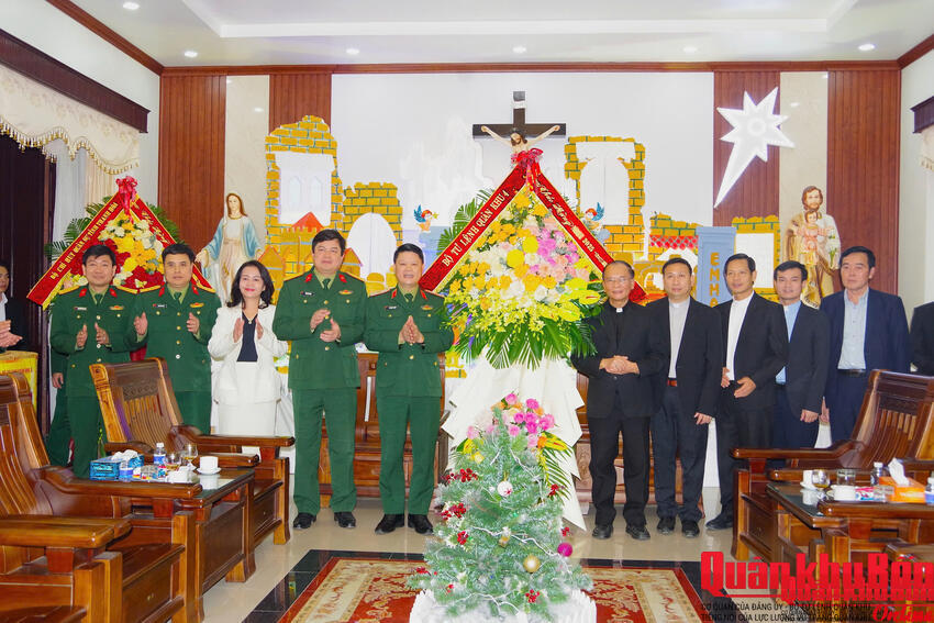 Bộ Tư lệnh Quân khu 4 chúc mừng Giáng sinh tại Giáo phận Thanh Hóa.