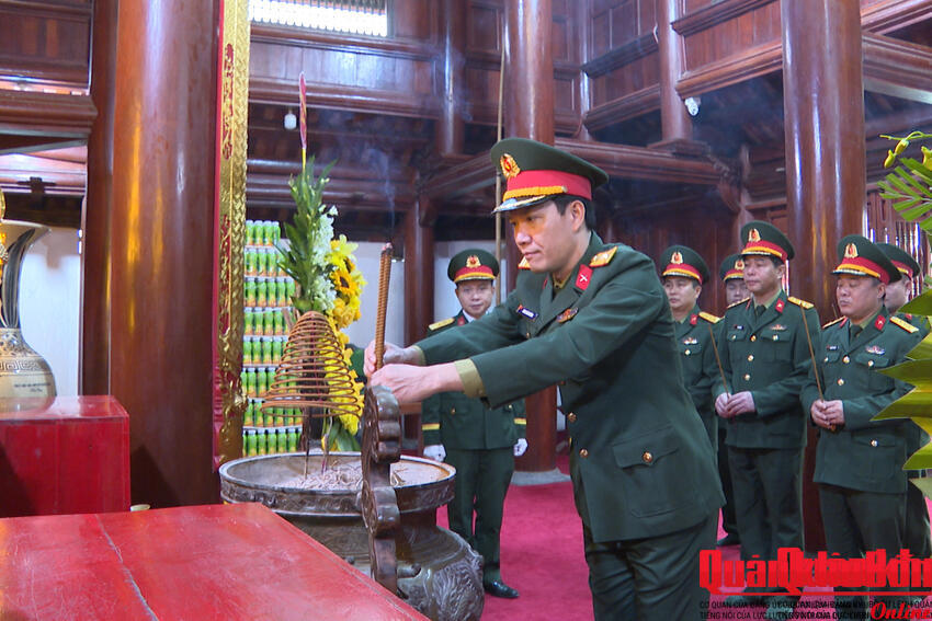 Quân khu 4 dâng hoa, dâng hương tại Nghĩa trang Liệt sĩ Quốc tế Việt - Lào